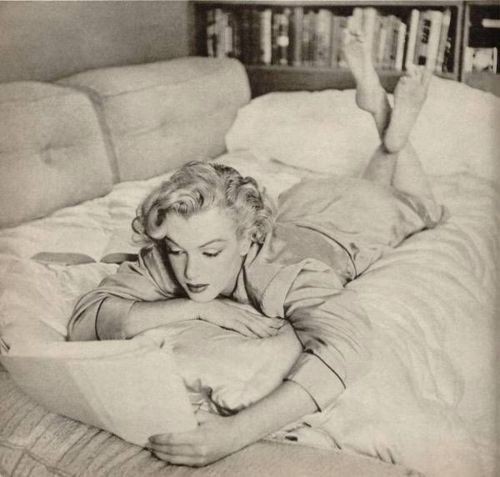 Marilyn Monroe Reading